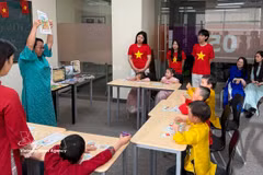 A teacher of the Canada–Vietnam Cultural and Educational Council (CVCEC) uses vivid images to illustrate the Vietnamese language. (Photo: VNA)