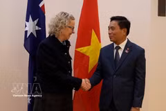 Vice President of the National Assembly Nguyen Doan Anh (R) and Deputy Speaker of the Australian House of Representatives Sharon Claydon (Photo: VNA)