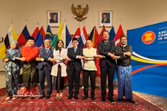 Canadian Foreign Minister Anita Anand (fourth from left) and ASEAN ambassadors at the ceremony. (Photo: VNA)