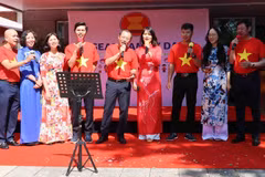 Staff of Vietnamese Embassy in Brussels perform at the event (Photo: VNA)