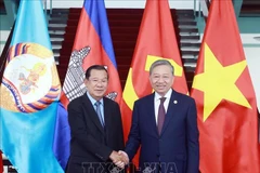 General Secretary of the Communist Party of Vietnam (CPV) Central Committee To Lam (R), and President of the Cambodian People's Party (CPP) and President of the Cambodian Senate Hun Sen at the meeting in Ho Chi Minh City. (Photo: VNA)