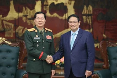 PM Pham Minh Chinh (R) and Lao Deputy Minister of National Defence and Chief of the General Staff of the Lao People’s Army (LPA) Lieut. Gen. Saichay Kommasith. (Photo: VNA)