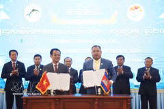 Within the framework of the conference, representatives from Cambodia's Stung Treng province and Phu Tai JSC of Vietnam's Gia Lai province sign a MoU on large-timber plantation investment research project (Photo: VNA)