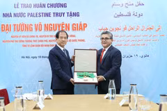 Palestinian Ambassador to Vietnam Saadi Salama (R) presents the Grand Collar Medal of the State of Palestine in honour of General Vo Nguyen Giap to a member of his family at the ceremony in Hanoi on June 19, 2026. (Photo: VNA)