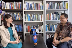 Dr. Arisman (right), Executive Director of Indonesia’s Centre for Southeast Asian Studies (CSEAS), grants an interview to a Vietnam News Agency correspondent in Jakarta (Photo: VNA)