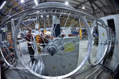 An automated bicycle rim inspection machine (replacing work previously carried out by 20 workers) at Hanoi Thong Nhat JSC. (Photo: VNA)