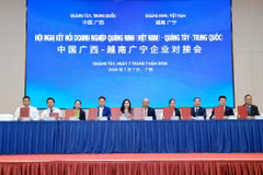 On the sidelines of the conference, 11 memoranda of understanding (MoUs), cooperation agreements, and commercial contracts were signed between businesses from Vietnam's Quang Ninh Province and China's Guangxi Zhuang Autonomous Region. (Photo: baoquangninh.vn)