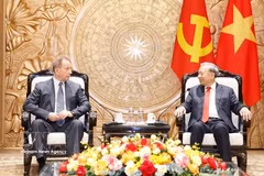 Party General Secretary and State President To Lam (R) and Viktor Zolotov, Director of the Federal National Guard Service of Russia in Hanoi on April 13. (Photo: VNA)