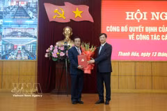 Head of the Party Central Committee’s Organisation Commission Nguyen Duy Ngoc presents the appointment decision to Sen. Lieut. Gen. Le Duc Thai (Photo: VNA)