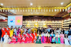 Delegates and representatives of Vietnamese Buddhists attend the prayer ceremony in Incheon city on April 12. (Photo: VNA)