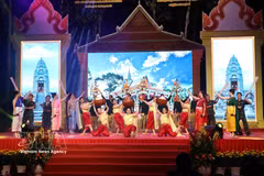 A musical performance showcases the close bond between the Khmer people and the soldiers of the People's Army. (Photo: VNA)