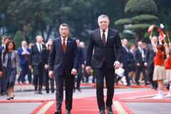 Prime Minister Le Minh Hung (left) presides over an official welcome ceremony for Slovak Prime Minister Robert Fico at the Presidential Palace in Hanoi on April 13 morning. (Photo: VNA)