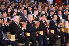 From left: Party General Secretary and State President To Lam (3rd) and visiting Slovak Prime Minister Robert Fico (2nd) enjoy the Vietnam–Slovakia friendship concert at the Ho Guom Opera in Hanoi on the evening of April 13. (Photo: VNA)