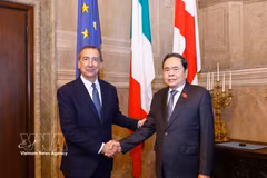 NA Chairman Tran Thanh Man (R) and Mayor of Milan Giuseppe Sala (Photo: VNA)