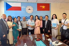 Nguyen Quyet Tien (sixth from left), an engineer and translator, donates a set of Vietnamese-Czech-English dictionaries to the Vietnamese language centre. (Photo: VNA)