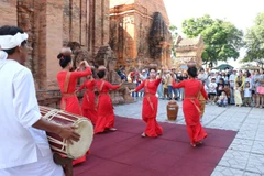 A Cham dance performed at Ponagar Tower in Khanh Hoa province. (Photo: VNA)