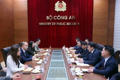 The meeting between Minister of Public Security Gen. Luong Tam Quang and Choo Pin Ang, Managing Director of Government and Corporate Affairs for FedEx in Asia, Middle East, and Africa and Chairman of the Travel and Tourism Committee of the USABC in Hanoi on March 17 (Photo: VNA)