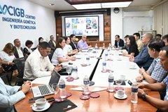 Scene of the working session between the Vietnamese delegation and Cuba’s Centre for Genetic Engineering and Biotechnology (CIGB) (Photo: VNA)