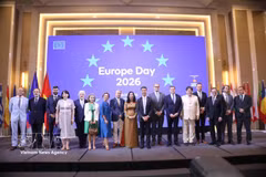 Participants pose for a group photo at the ceremony in Hanoi on the evening of May 8,2026, to celebrate Europe Day (May 9). (Photo: VNA)