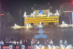 Delegates perform the opening ceremony ritual at the event held at the Thang Long imperial citadel on the evening of May 8. (Photo: VNA)