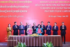 At the signing ceremony between the Vietnam Fatherland Front Central Committee and the National Council of the Solidarity Front for the Development of Cambodia Motherland (Photo: VNA)
