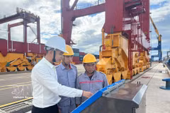 Workers install and operate a ship docking monitoring system at Chu Lai Port. (Photo: VNA)
