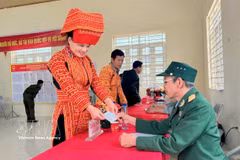 Voters from Dao ethnic minority group in An Lac commune, Bac Ninh province, go to the polls. (Photo: VNA)