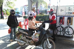 Residents refuel at a petrol station in Stung Treng province, north-eastern Cambodia. (Photo: VNA)