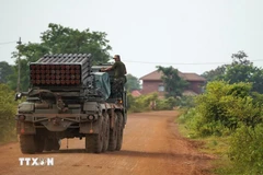 Cambodian soldiers are deployed alongside a BM-21 Grad multiple rocket launcher in a disputed border area with Thailand near Ta Moan Thom temple on July 25, 2025. (Source: Reuters/VNA)