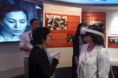 Visitors experience a digital interactive exhibition space at the War Remnants Museum in Ho Chi Minh City. (Photo: nhandan.vn) 