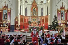 Christmas atmosphere inside Hai Phong Cathedral in Hai Phong city. (Photo: VNA)