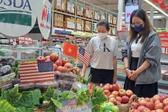 Consumers at a supermarket in HCM City (Photo: baodautu.vn)