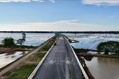 The Chau Doc - Can Tho - Soc Trang Expressway section passing through An Giang province is taking shape, opening up new development opportunities for An Giang. (Photo: VNA)