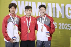 Swimmer Pham Thanh Bao (centre) of Vietnam successfully defends his SEA Games title in the men’s 200m breaststroke, touching home first in the final with a time of 2 minutes 12.81 seconds. (Photo: VNA)