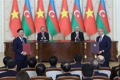 Azerbaijani President Ilham Aliyev (second, right) and General Secretary of the Communist Party of Vietnam Central Committee To Lam (second, left) witness the exchange of cooperation documents during the Vietnamese leader's visit to Azerbaijan in May 2025. (Photo: VNA)