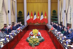 The talks between State President Luong Cuong and his French counterpart Emmanuel Macron in Hanoi on May 26 (Photo: VNA)