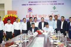 A land-rent contract signing between South Korean firm HS Hyosung Quang Nam and the Chu Lai Industrial Zone Authorities on the development of a new polyester curtain fabric plant in Tam Thang Expanded Industrial Park. (Photo courtesy of Da Nang Portal)