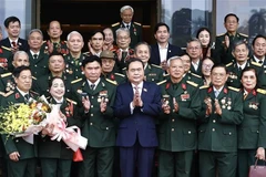 National Assembly Chairman Tran Thanh Man (centre, front) and veterans and revolution contributors from Regiment 271 of the Tri Thien Military Region at their meeting in Hanoi on December 31 (Photo: VNA)