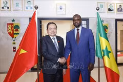 National Assembly Chairman Tran Thanh Man (L) shakes hands with Senegalese Prime Minister Ousmane Sonko at their meeting on July 23, 2025. (Photo: VNA)