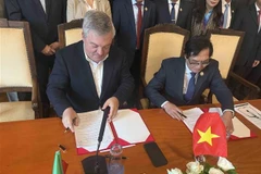 Representatives of Dong Nai province and Vila Nova de Gaia city of Portugal sign a memorandum of understanding. (Photo: VNA)