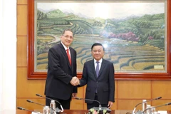 Politburo member and standing member of the CPV Central Committee’s Secretariat Tran Cam Tu (right) and Vice President of the United Socialist Party of Venezuela (PSUV) Jesús Faria at the meeting in Hanoi on September 2 (Photo: VNA)
