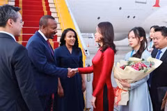 Deputy Foreign Minister Nguyen Minh Hang (in red) welcomes Ethiopian Prime Minister Abiy Ahmed Ali and his spouse at Noi Bai International Airport in Hanoi. (Photo: VNA)