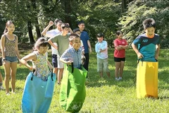 Chilren join folk games at the festival (Photo: VNA)