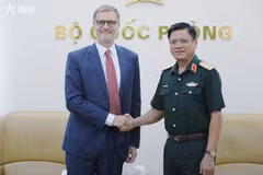 Deputy Minister of National Defence Sen. Lieut. Gen. Nguyen Truong Thang (R) meets with French Ambassador to Vietnam Olivier Brochet in Hanoi on May 13. (Photo: qdnd.vn)