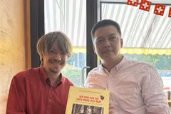 Massimiliano Ay (left), General Secretary of the Communist Party of Switzerland, and a Vietnam News Agency (VNA) correspondent in Switzerland (Photo: VNA)