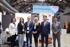 Vietnamese Ambassador to Germany Vu Quang Minh (third from left) and representatives of Vietnamese companies at the BVMW's event. (Photo: VNA)