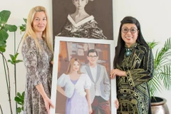Vietnamese PM’s spouse (R) presents a mosaic to Estonian PM’s wife. (Photo: VNA)