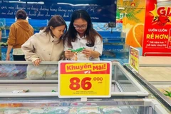 Consumers shop at a supermarket in Ho chi Minh City. (Photo: VNA)