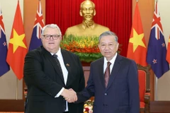 Party General Secretary To Lam (R) and Speaker of the New Zealand House of Representatives (Parliament) Gerry Brownlee in Hanoi on August 28. (Photo: VNA)