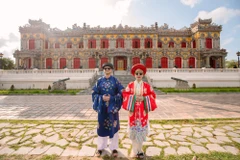 International tourists dressed in Vietnamese traditional attire (Photo: traveleverywhere.vn)